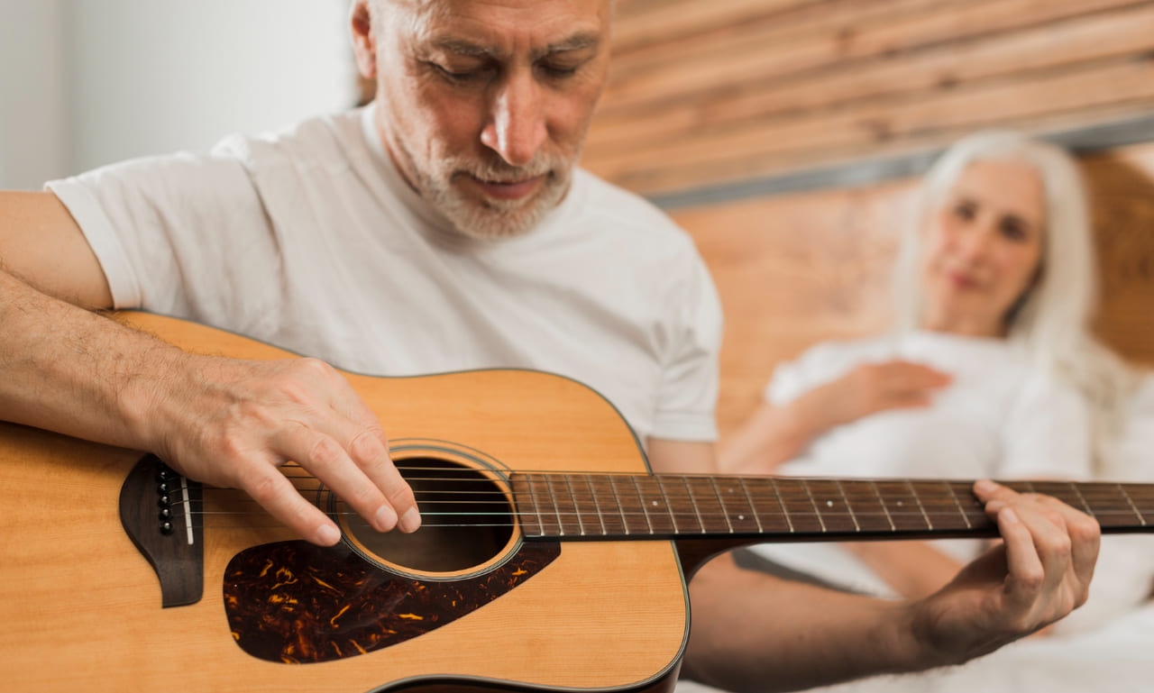 idoso com alzheimer tocando violão tratando a doença