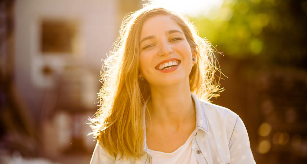 Mulher feliz sem depressão